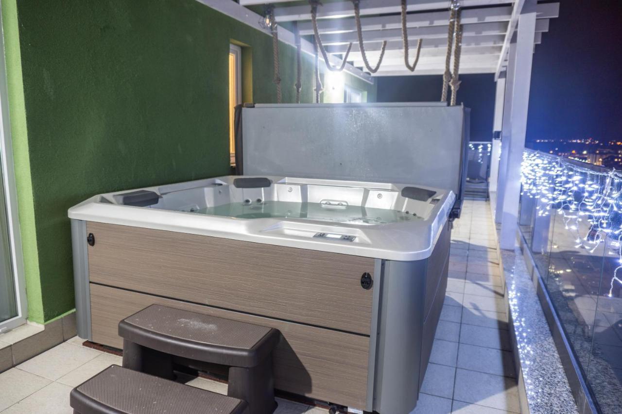 Apartamento White Dream Penthouse With Jacuzzi Braşov Exterior foto