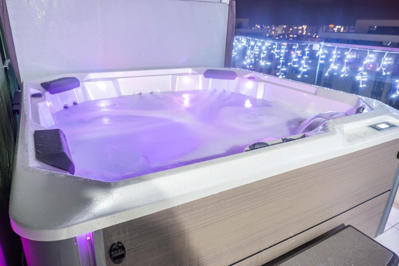 Apartamento White Dream Penthouse With Jacuzzi Braşov Exterior foto