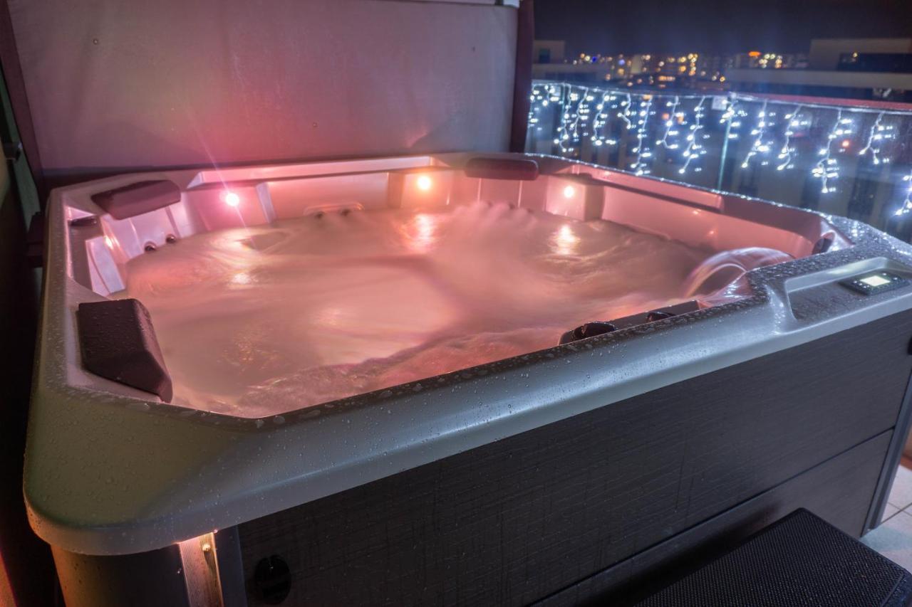 Apartamento White Dream Penthouse With Jacuzzi Braşov Exterior foto