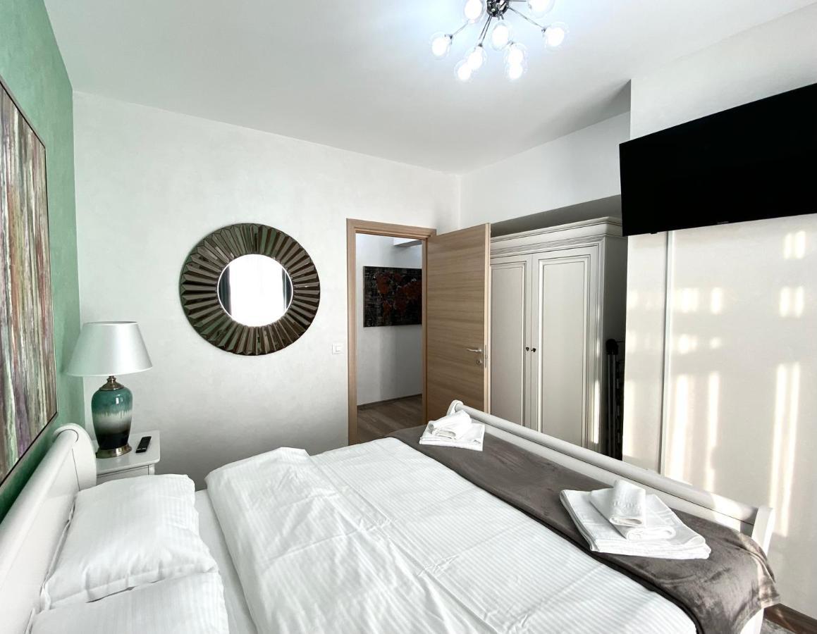 Apartamento White Dream Penthouse With Jacuzzi Braşov Exterior foto